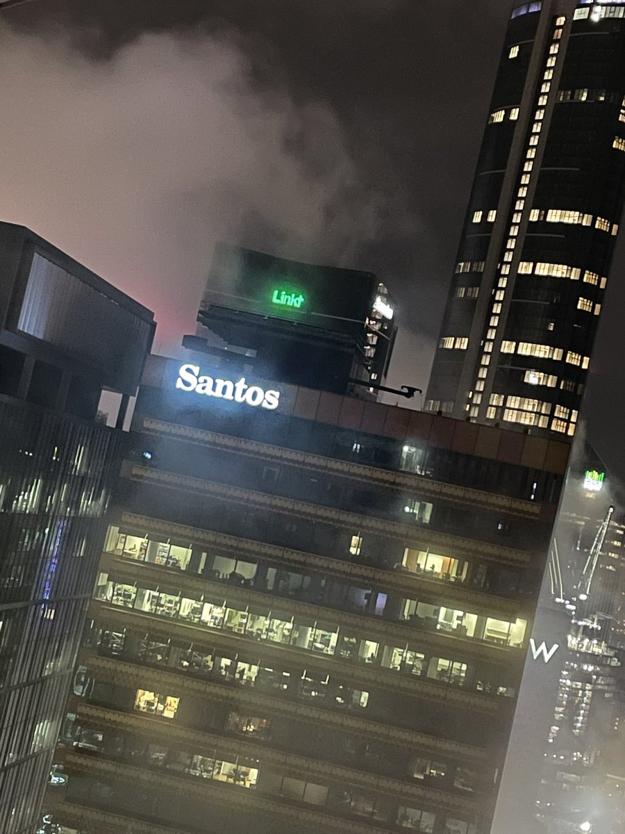 fullymind's tweet image. Looks like a fire somewhere in Brisbane cbd