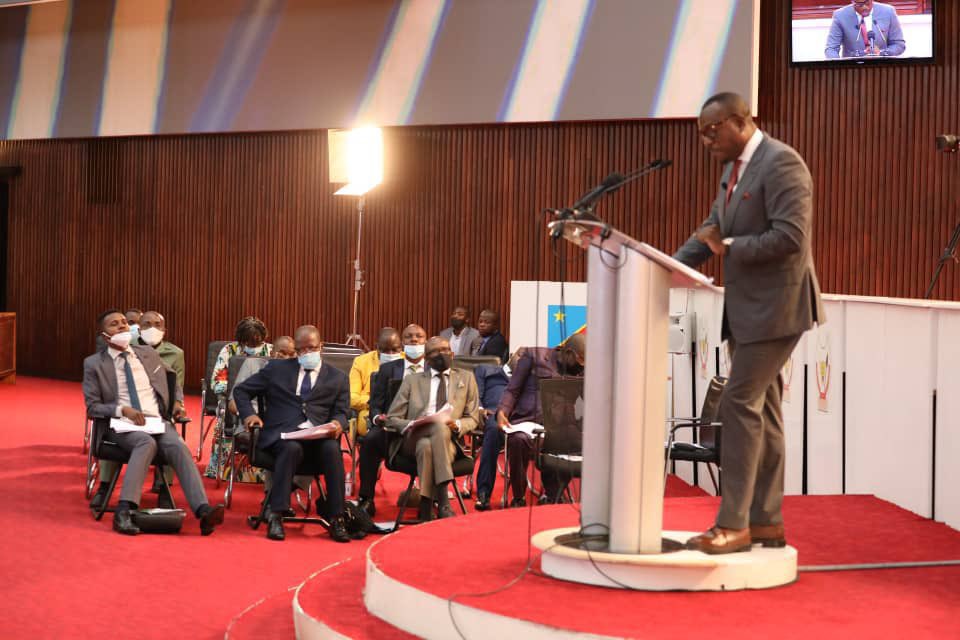 OMELONGA_LENS's tweet photo. Hon @DSESANGA :« il aurait fallu réduire la taille du gouvernement et des cabinets ds ce pays où des Assemblées provinciales et les gouvernements provinciaux ne sont pas payées. Pour lui,"la réduction du train de vie de l'Etat, doit commencer par les institutions élues dont le PR https://t.co/rMMjy9lK2D