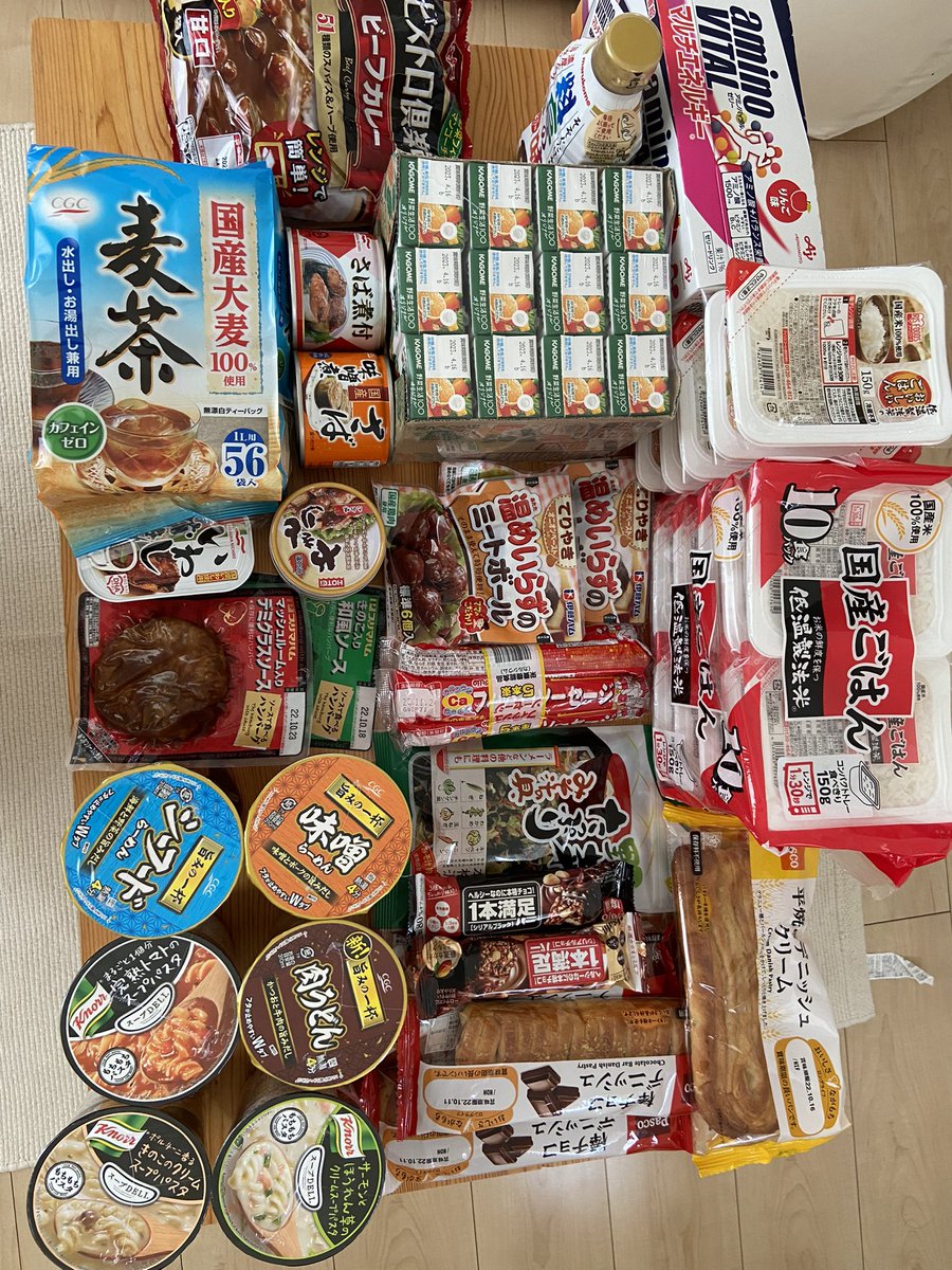 mackey_72's tweet photo. @monologo1975 @MahiroWanko 愛知県民です。8/19に罹患、8/21に自宅療養者サービス窓口からのメールがありました。サイトからお弁当コースとレトルトコースのどちらかを選択することになっていて、レトルトコースを選択して届いた8日分の食品がこれです。 https://t.co/79o83os944