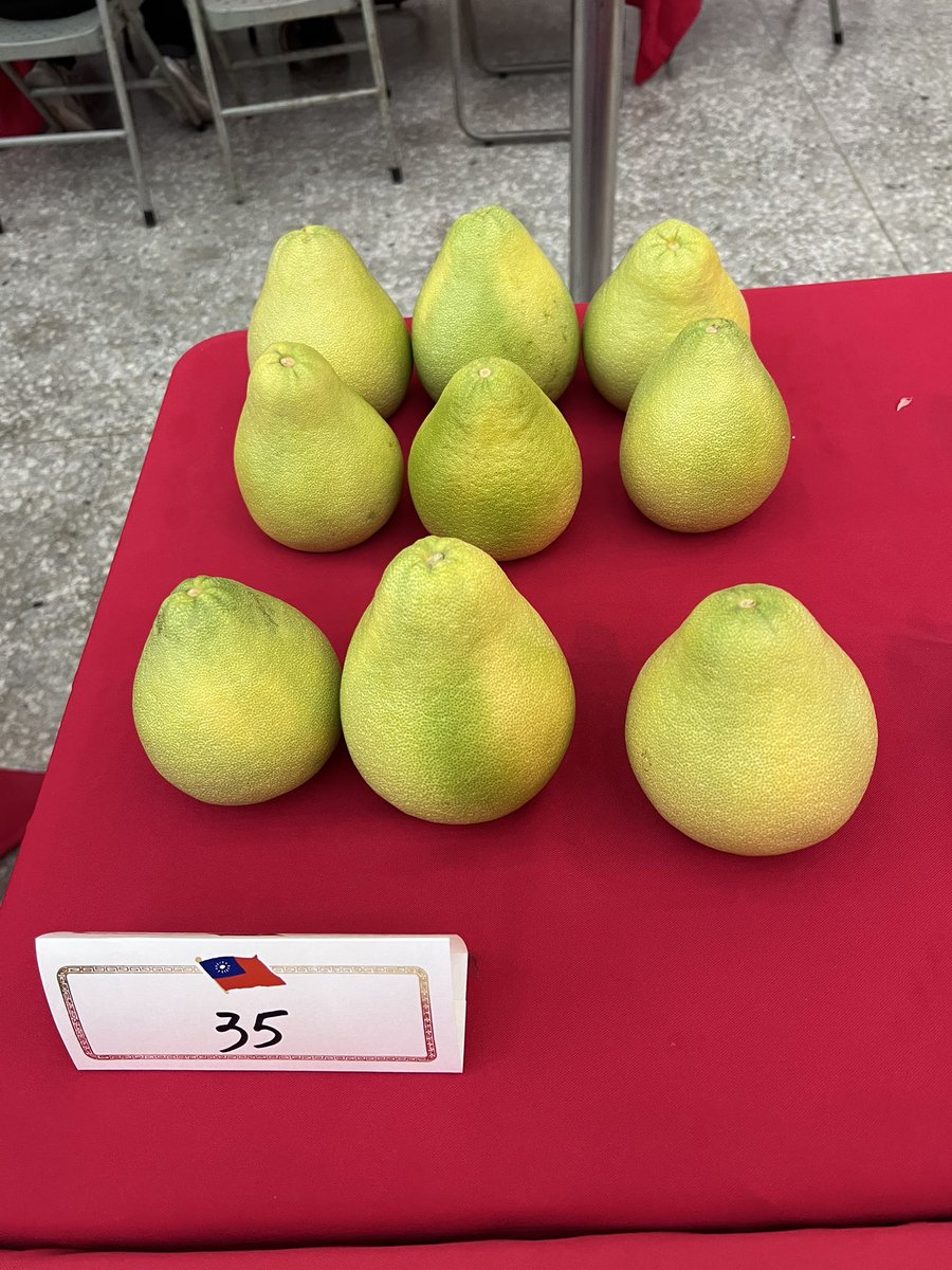 ChangLanyen's tweet photo. What the champion fruit looks like. Taiwaneses prefer greenish-yellow color and slightly soft peel suggesting the work of 5-7 d room temp “curing” was done.
Flavor, aroma, taste, same size, free of defects and degreen level were used to judge the fruit. https://t.co/96fouZxzCQ
