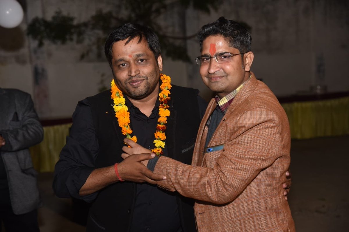 viveksdesire's tweet photo. सम्मान जब भी मिलता है अच्छा लगता है,
और सम्मान करने वाले बड़े भाई लोग हो तो सीना गर्व से और ज्यादा चौड़ा हो जाता,
वो भी फ्रेंड्स फ़ॉर एवर फॉउंडेशन के अध्यक्ष और सचिव एक साथ, @RajPalS64195012
@RISHABH79RAAZ
फ़ोटो जरूर पुरानी हैं लेकिन यादें अभी भी ताज़ी
स्टार ऑफ द ईयर अवार्ड-2020 https://t.co/cfIHB7Qc5F
