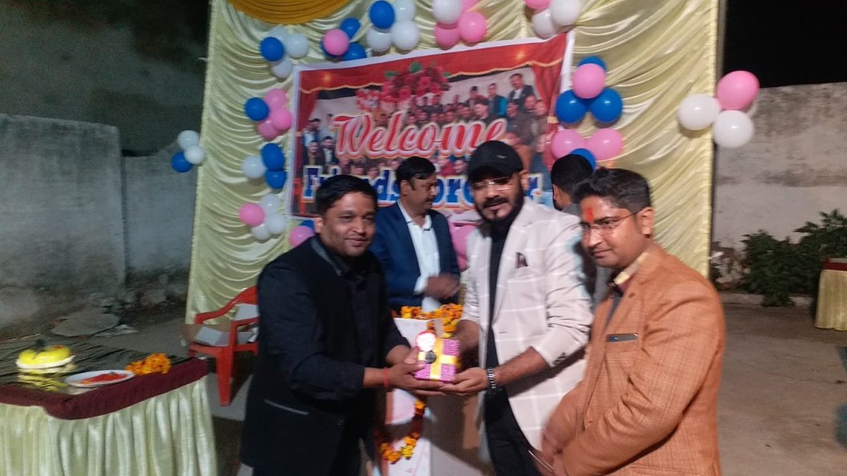 viveksdesire's tweet photo. सम्मान जब भी मिलता है अच्छा लगता है,
और सम्मान करने वाले बड़े भाई लोग हो तो सीना गर्व से और ज्यादा चौड़ा हो जाता,
वो भी फ्रेंड्स फ़ॉर एवर फॉउंडेशन के अध्यक्ष और सचिव एक साथ, @RajPalS64195012
@RISHABH79RAAZ
फ़ोटो जरूर पुरानी हैं लेकिन यादें अभी भी ताज़ी
स्टार ऑफ द ईयर अवार्ड-2020 https://t.co/cfIHB7Qc5F