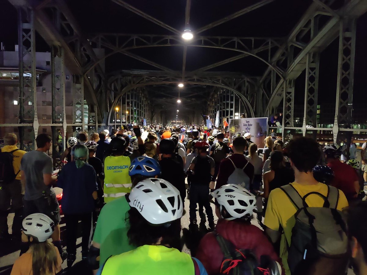 roteskreuzmuc's tweet photo. #BladeNight. Mit 2.200 Menschen rollten wir gestern durch die Münchner Nacht.
Wir haben für die sanitätsdienstliche Sicherheit gesorgt und waren u.a. mit Sani-Skatern und der Motorradstaffel unterwegs. Mit fünf Hilfeleistungen blieb es sehr ruhig.
#BRK https://t.co/Ll17C6DKhO