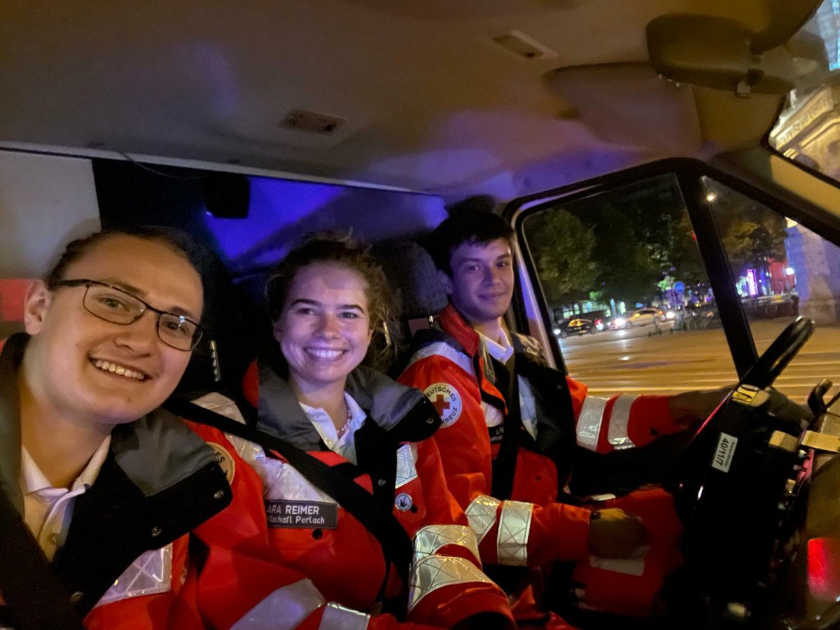 roteskreuzmuc's tweet photo. #BladeNight. Mit 2.200 Menschen rollten wir gestern durch die Münchner Nacht.
Wir haben für die sanitätsdienstliche Sicherheit gesorgt und waren u.a. mit Sani-Skatern und der Motorradstaffel unterwegs. Mit fünf Hilfeleistungen blieb es sehr ruhig.
#BRK https://t.co/Ll17C6DKhO