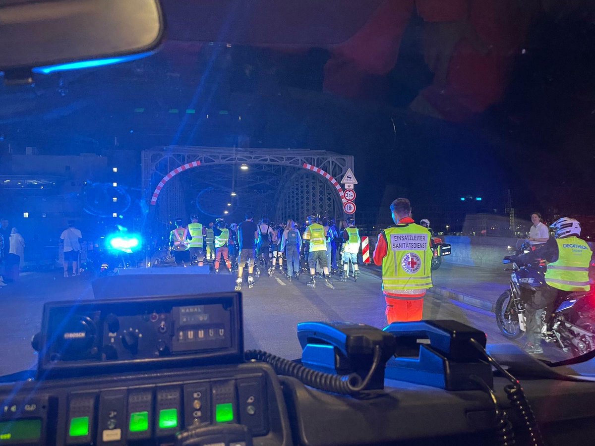 roteskreuzmuc's tweet photo. #BladeNight. Mit 2.200 Menschen rollten wir gestern durch die Münchner Nacht.
Wir haben für die sanitätsdienstliche Sicherheit gesorgt und waren u.a. mit Sani-Skatern und der Motorradstaffel unterwegs. Mit fünf Hilfeleistungen blieb es sehr ruhig.
#BRK https://t.co/Ll17C6DKhO