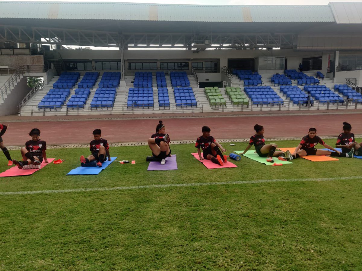 IndianFootball's tweet photo. Our #BlueTigresses 🐯 are working hard 💯 in their first training session in Pune 💪🏼
#SAFFWC🏆 #BackTheBlue 💙 #ShePower 👧 #IndianFootball ⚽ https://t.co/HzK6Z0ND7X
