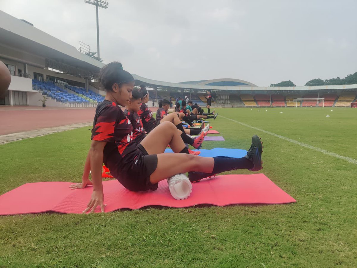 IndianFootball's tweet photo. Our #BlueTigresses 🐯 are working hard 💯 in their first training session in Pune 💪🏼
#SAFFWC🏆 #BackTheBlue 💙 #ShePower 👧 #IndianFootball ⚽ https://t.co/HzK6Z0ND7X