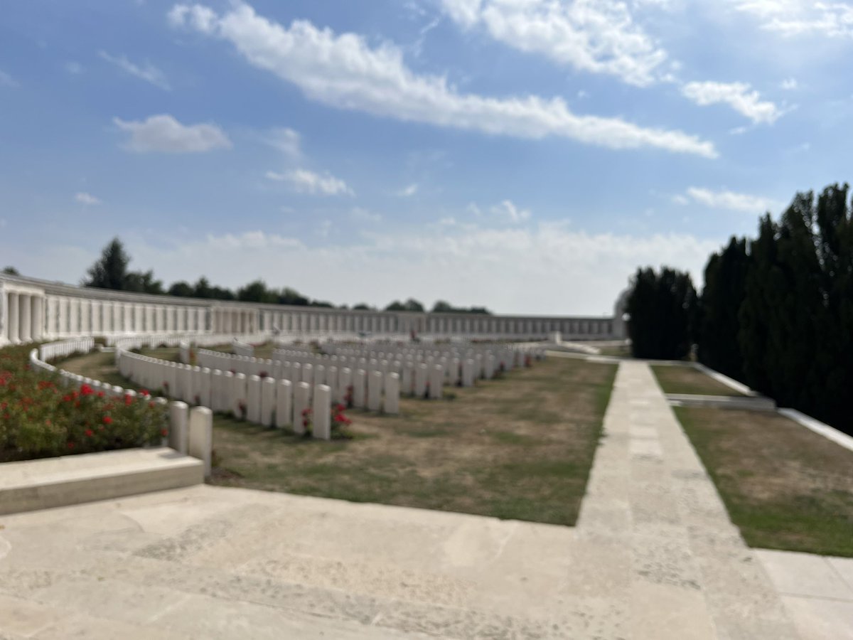 katiem8y's tweet photo. Remembering & showing respect to the thousands that lost their lives for us. #McLeanMen #flandersfields #belgiumπ§πͺ #60thmysterytour https://t.co/hQYesQ2SV7