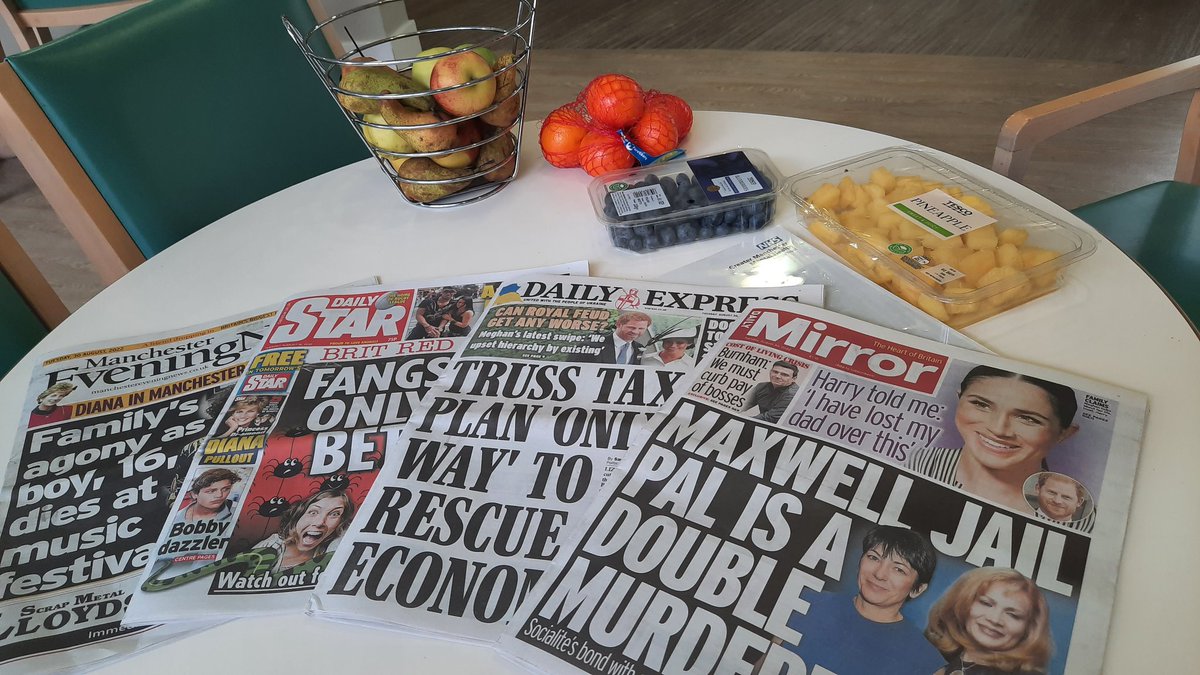 A quiet day on the ward is no excuse not to keep up with the daily news whilst snacking healthily <a href="/JanNewlands/">@Jan_Lowrynhs</a> <a href="/Amy_Lowry_/">Amylowry💙</a> <a href="/GMMH_NHS/">Greater Manchester Mental Health</a>