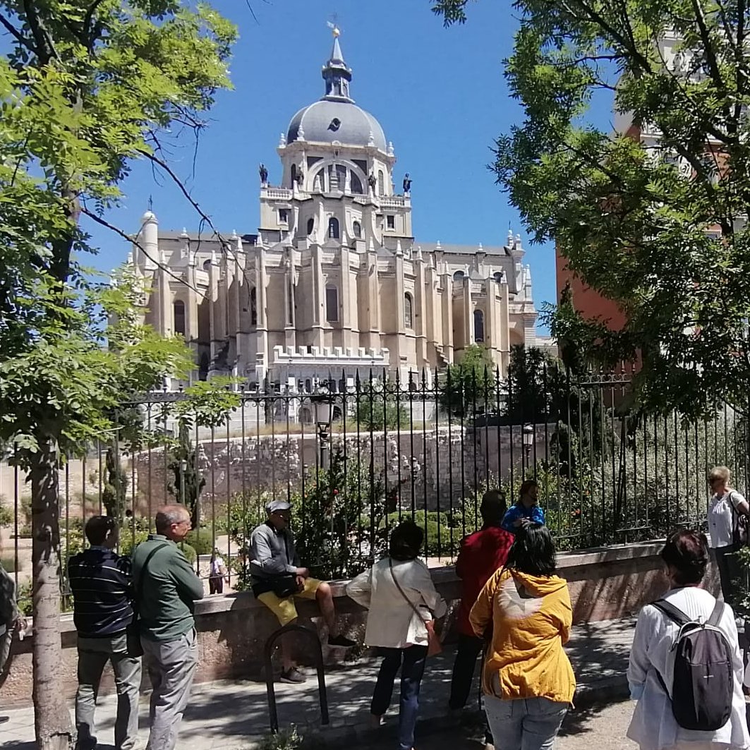 📣Ya queda nada para empezar el nuevo curso 2022/2023.

Talleres, charlas, salidas, cine fórum y mucho + actividades para #personasmayores 60+.

📷Recordamos una de nuestras salidas guiadas realizadas en el curso pasado "De Mayrit a #Madrid" con <a href="/HistoAventura/">HistoAventura</a> 

  #clubvitalmente