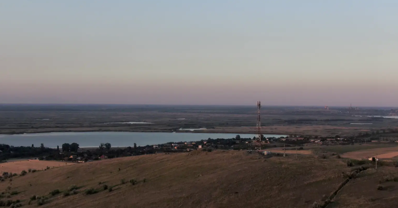 VodafoneGroup's tweet photo. Together with @gencellenergy, we have successfully tested a #zeroemission power solution at a rural mobile site in Romania.

This technology can be used... 
🏔️ In remote locations 
⚡ ...to supply continuous power 
🌪️ ...in harsh conditions

Discover @vodafonebuzz's story ⤵️