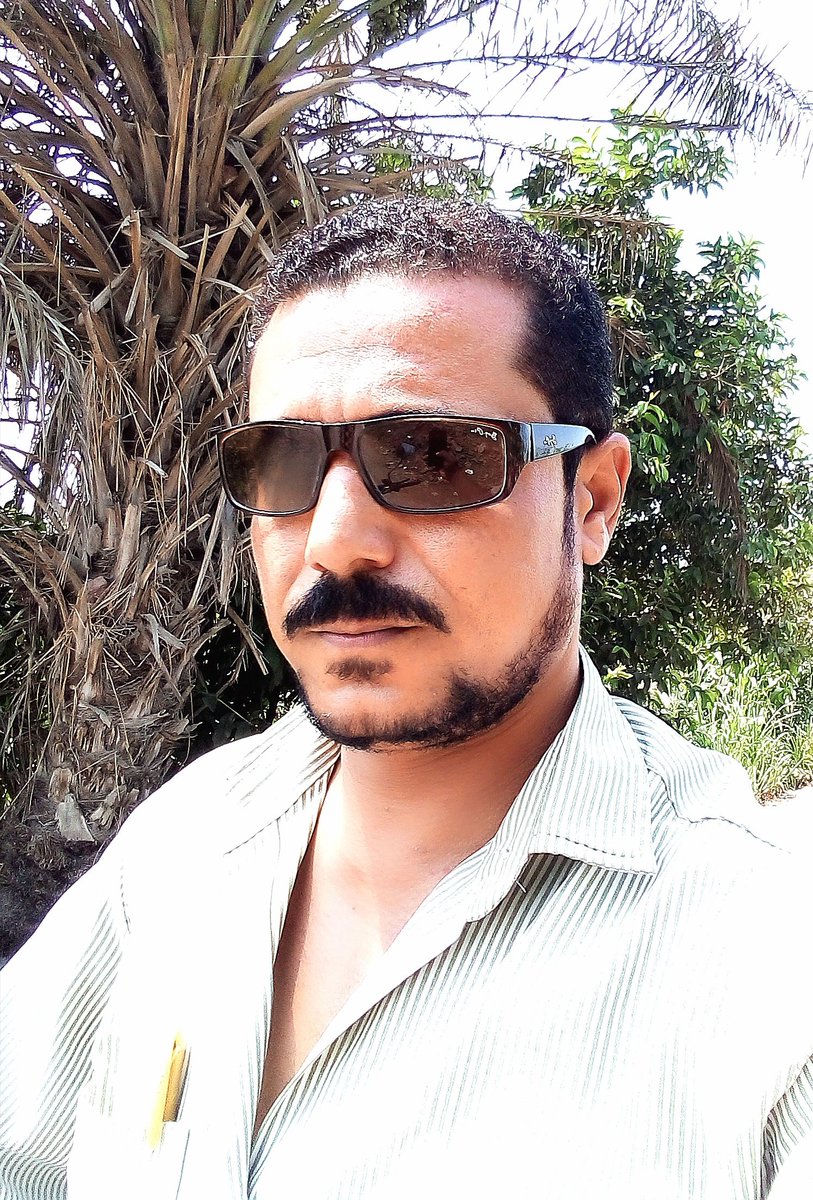 وكلما هبت نسائم قربك 
تناديك أحلامي 
وضحكات قـلـبـي الخجولة 
ويثملني عطرك💙🦋