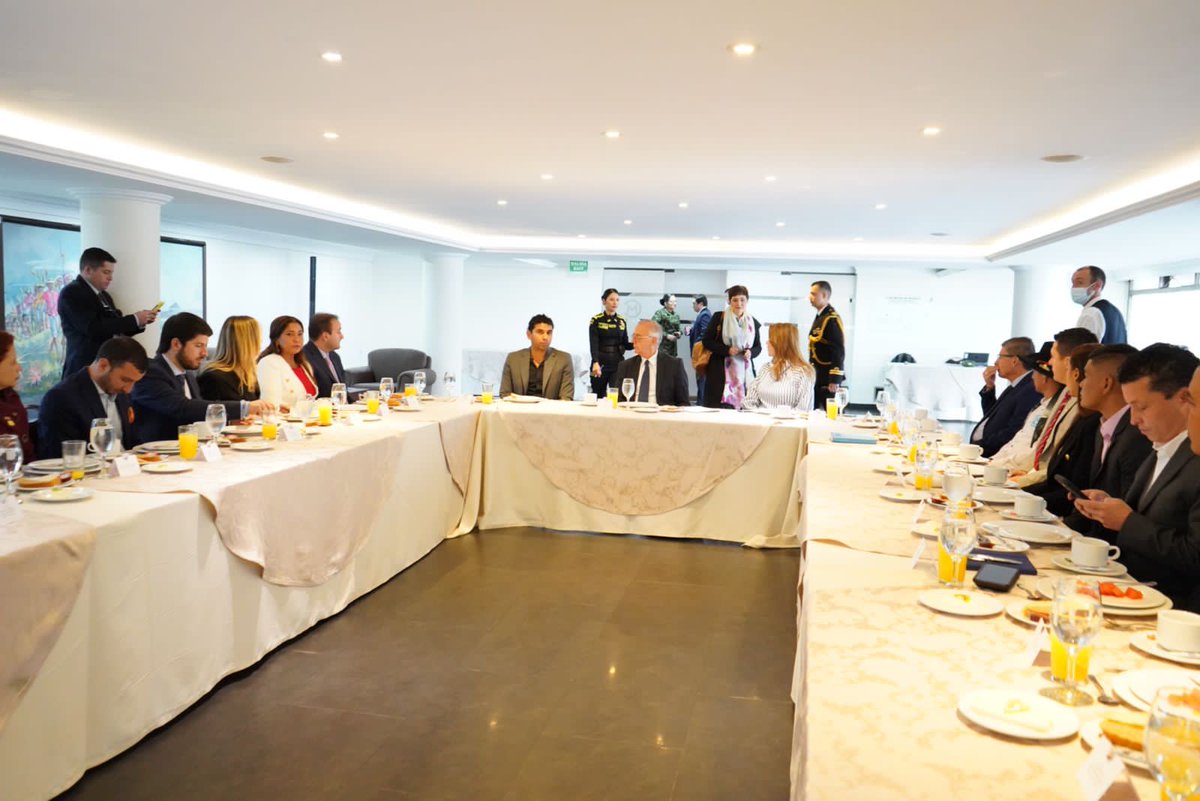 DavidRacero's tweet photo. Nos encontramos reunidos con el Ministro de Defensa @Ivan_Velasquez_ y la Comisión Segunda de Cámara.

Apostamos a un nuevo enfoque de seguridad, una nueva doctrina de Seguridad humana integral. https://t.co/q9JvMAQ4Na
