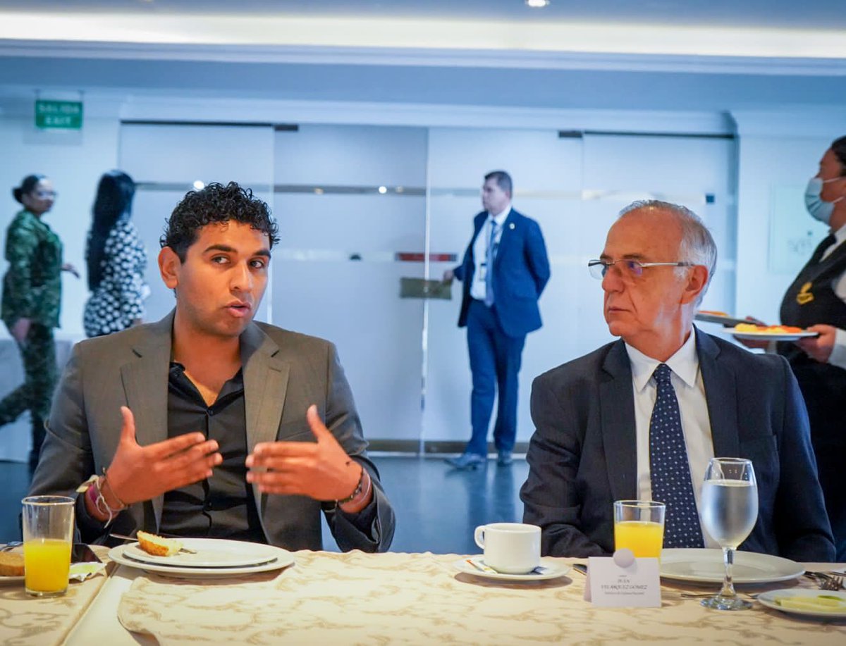 DavidRacero's tweet photo. Nos encontramos reunidos con el Ministro de Defensa @Ivan_Velasquez_ y la Comisión Segunda de Cámara.

Apostamos a un nuevo enfoque de seguridad, una nueva doctrina de Seguridad humana integral. https://t.co/q9JvMAQ4Na