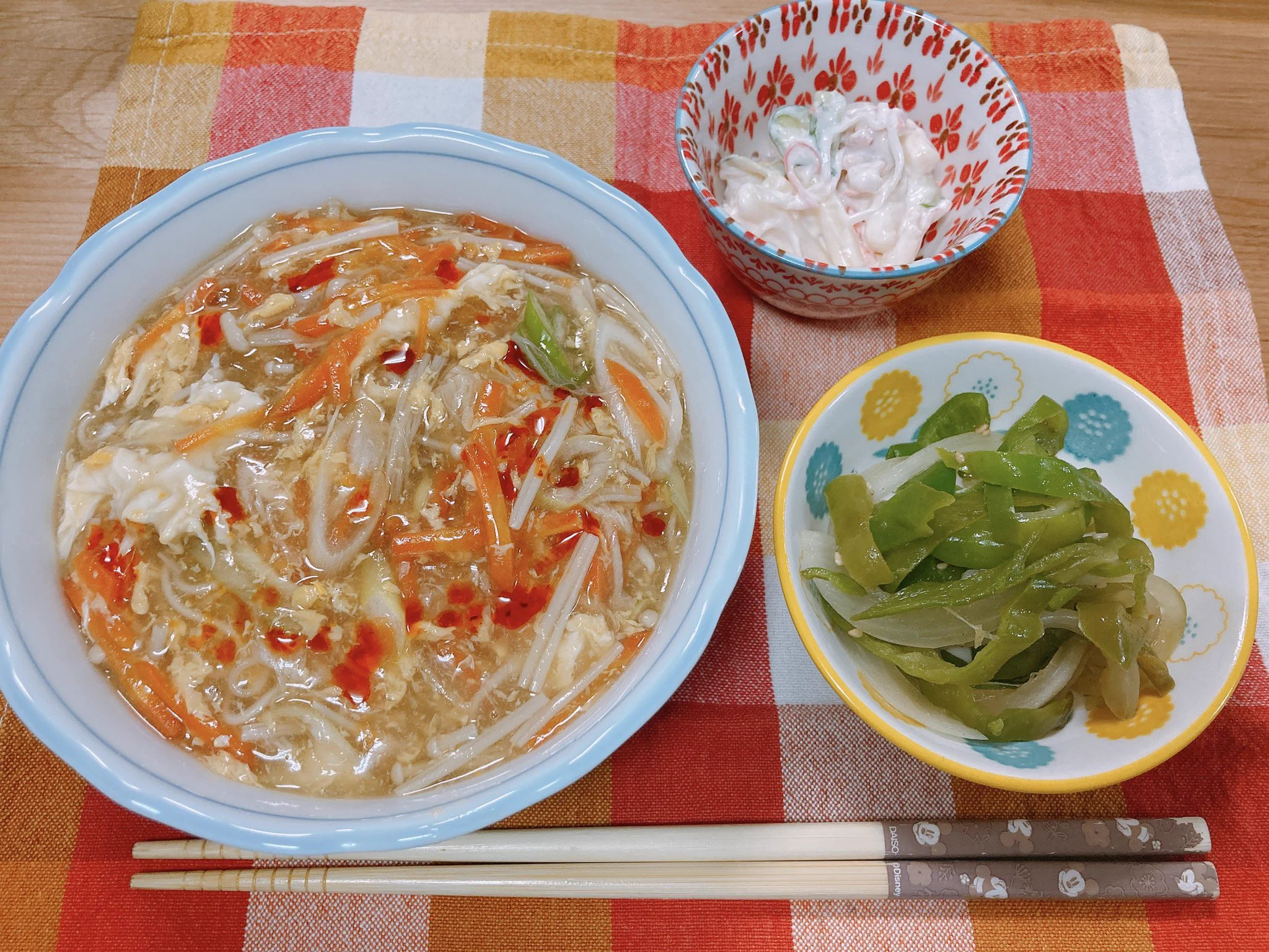 8月30日の夜ご飯。
⭐️だれウマさんレシピ～玉子にゅうめん～
⭐️ピーマンと玉ねぎ炒め
⭐️マカロニサラダ(惣菜)
玉子にゅうめん好みの味で美味しかった😋
人参・えのき・長ネギを入れました！
ラー油入れるとまた美味しい✨️
お酢を入れたら本当酸辣湯みたい♫
また作ろう( ´﹀` )  