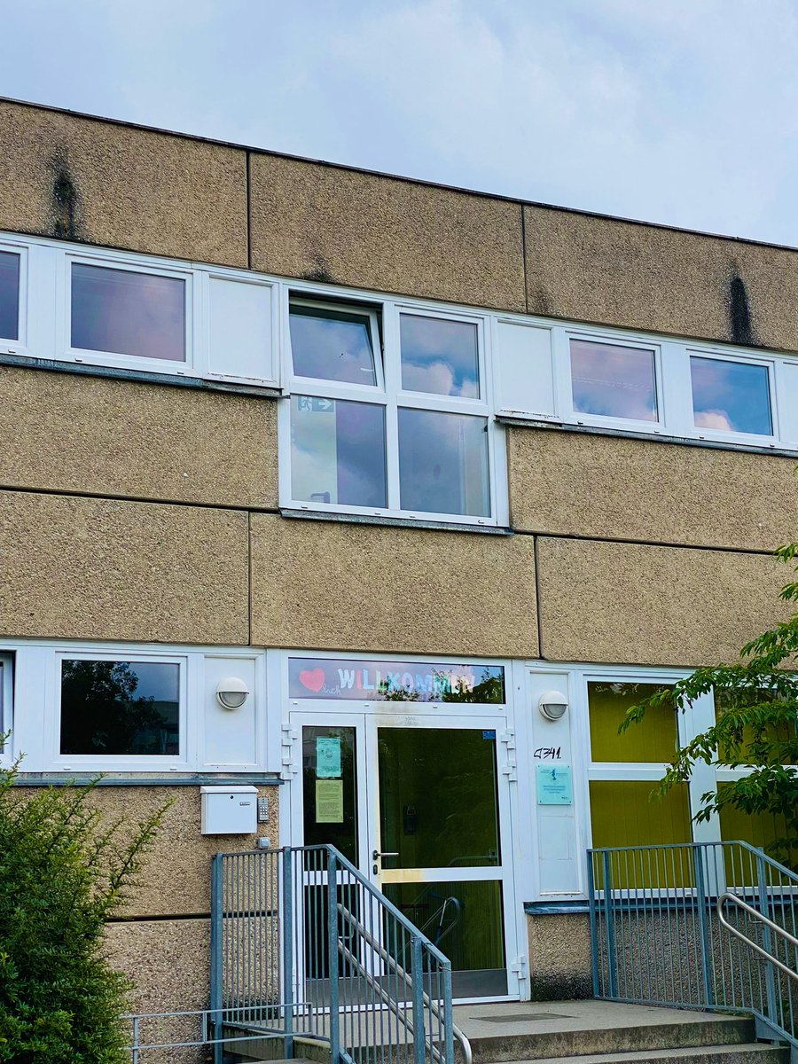 In den letzten 7 Tagen brennen in #Leipzig im Radius von 1km: Die Turnhalle der migrantisch geprägten 100. Grundschule. Eine Geflüchtetenunterkunft in Grünau. Diese Kita mit ukrainischen Kindern. Staatsanwaltschaft ermittelt wegen möglichen Zusammenhangs. lvz.de/lokales/leipzi…