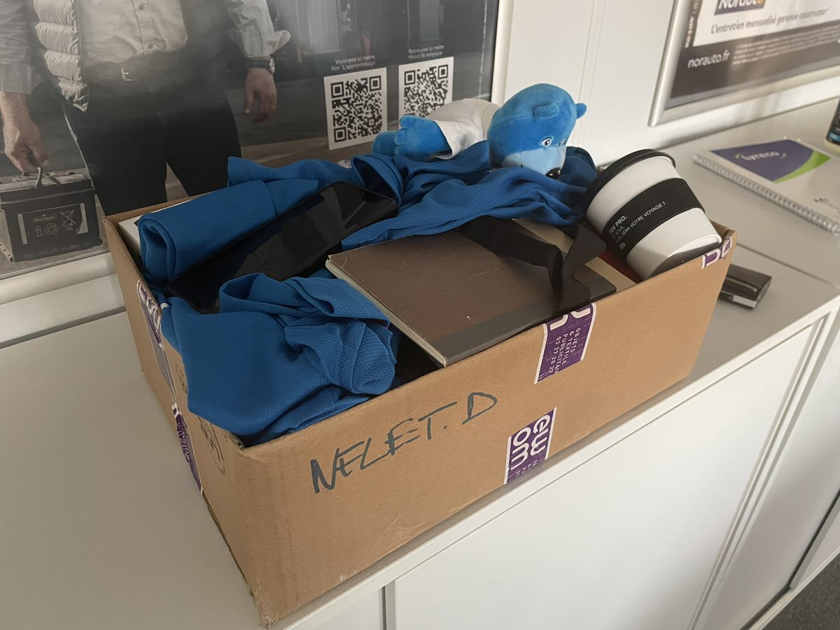 JeromDumont's tweet photo. Bientôt le déménagement de Norauto à la #MoveFactory. J’ai fait mon carton de mes bientôt 6 dernières années . Des poupouilles, bob, des tee-shirts, 4 mugs et 7 carnets de notes … #adieuCRT https://t.co/vLCMxXD3vj