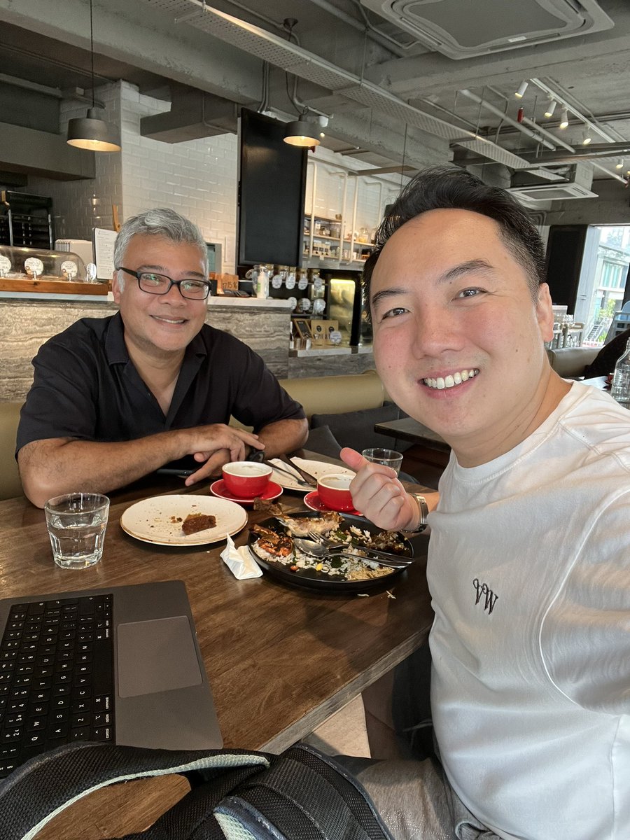 johnleesuccess's tweet photo. Brainstorming ideas re community and digital with Attila @airasia #masterminding #ideas https://t.co/81yUyurJGR