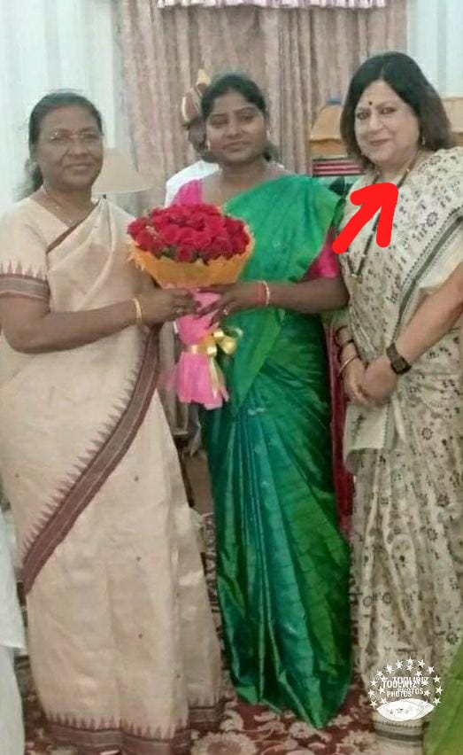 इस तस्वीर में एक तरफ राष्ट्रपति मुर्मू है, दूसरी तरफ भाजपा नेत्री सीमा पात्रा। वही पात्रा जो रांची में पिछ्ले 8साल से सुनीता खाखा नाम की एक आदिवासी महिला को अपने घर में कैद करके उस पर जुल्म ढाह रही थी। घटना के सामने आने पर मुर्मू जी, चुप है। इनसे क्या उम्मीद करें?@rashtrapatibhvn