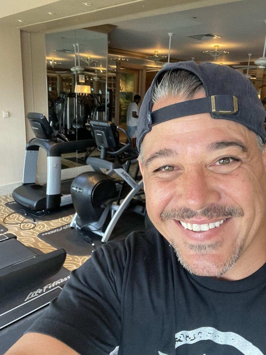 BostonRob's tweet photo. There are definitely days you don’t want to but you still do and that’s what makes all the difference! Let’s Go!!!🔥🔥🔥 You can do it!!! NoDaysOff https://t.co/nHIEjwGrq0