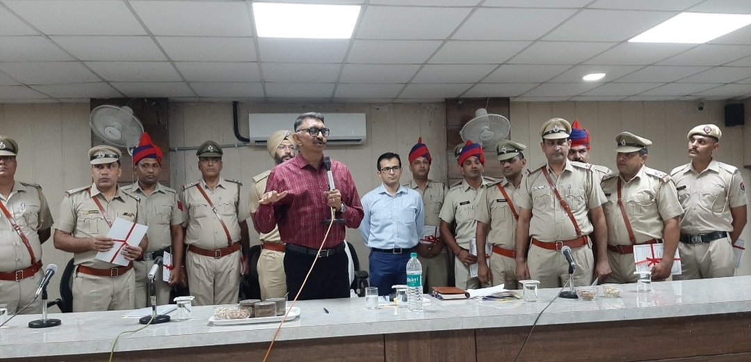 PoliceYnr's tweet photo. ADGP श्रीकांत जाधव ने 17 मई को HDFC बैंक के बाहर गोली मारकर हत्या कर 50 लाख लूटने के मामले में, आरोपियों को गिरफ्तार कर सलाखों के पीछे पहुंचाने पर अपराध शाखा-2 टीम को प्रशस्ति पत्र व नगदी इनाम देकर किया सम्मानित।
@police_haryana 
@DGPHaryana 
@AmbalaIgp https://t.co/7RnEBR8y9C