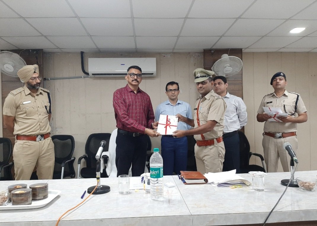 PoliceYnr's tweet photo. ADGP श्रीकांत जाधव ने 17 मई को HDFC बैंक के बाहर गोली मारकर हत्या कर 50 लाख लूटने के मामले में, आरोपियों को गिरफ्तार कर सलाखों के पीछे पहुंचाने पर अपराध शाखा-2 टीम को प्रशस्ति पत्र व नगदी इनाम देकर किया सम्मानित।
@police_haryana 
@DGPHaryana 
@AmbalaIgp https://t.co/7RnEBR8y9C