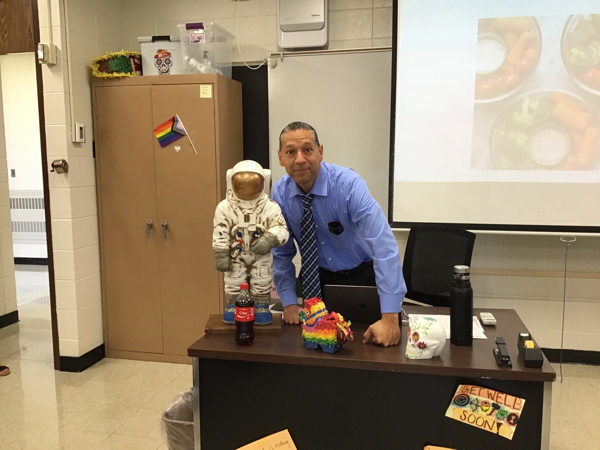 AstroMediaTyler's tweet photo. Congratulations to Señor Cruz on being this years first Cosmo recipient for Teacher of the Week! @AstroworldMedia https://t.co/JnSmGBqnm3