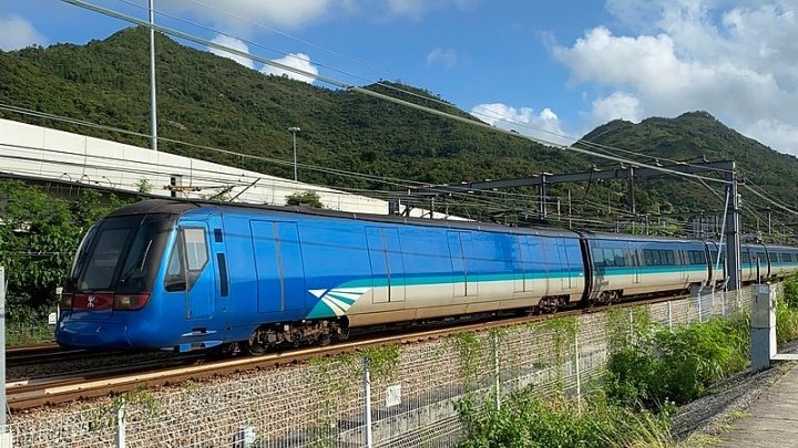 JipeTrains's tweet photo. The #AdtranzCAFEMU (also known as #CAFTrain or #LARTrain) is an Electric Multiple Unit (EMU) train that operates on the MTR rapid transit railway system in Hong Kong. https://t.co/r5epIYpBNv