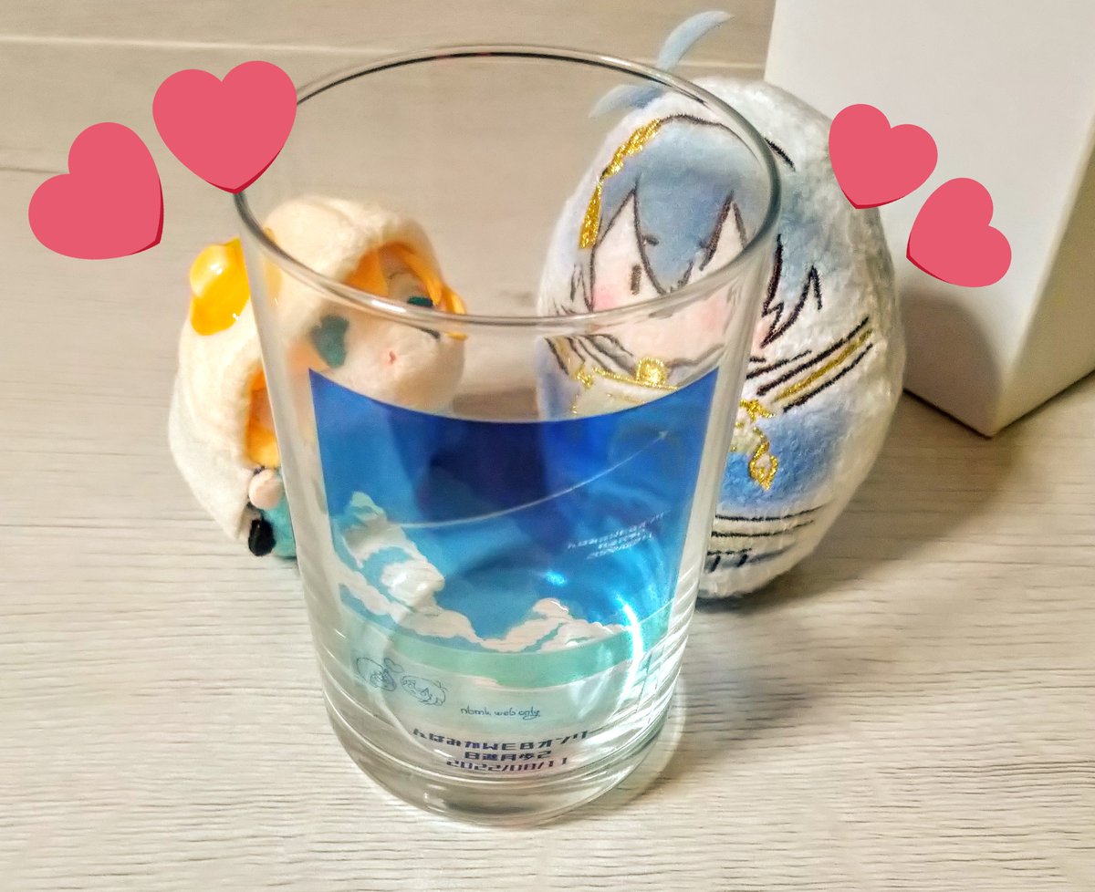 「んばみかおんりのグラス届いた〜!!うふふ青い色が綺麗でんばみかちゃのサインもかわ」|ピロリマンのイラスト