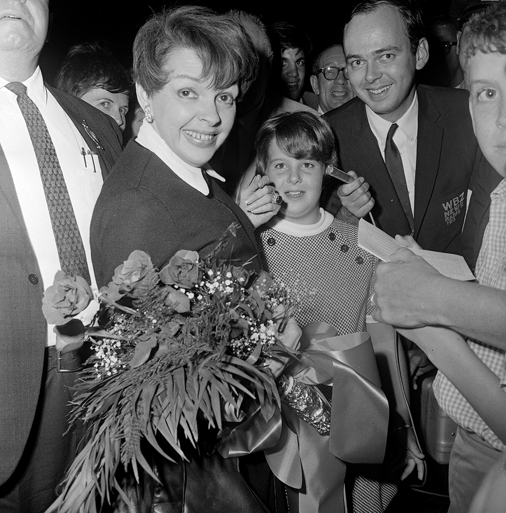 TheJudyRoom's tweet photo. August 30, 1967: Judy arrived in Boston a day ahead of her first concert after her successful Palace Theatre (in New York) engagement.
Judy Garland – The Concert Years https://t.co/X4OICcI4Nd
#judygarland #bostoncommon #backbayboston #thejudyroom https://t.co/p1K4Ns0GTl