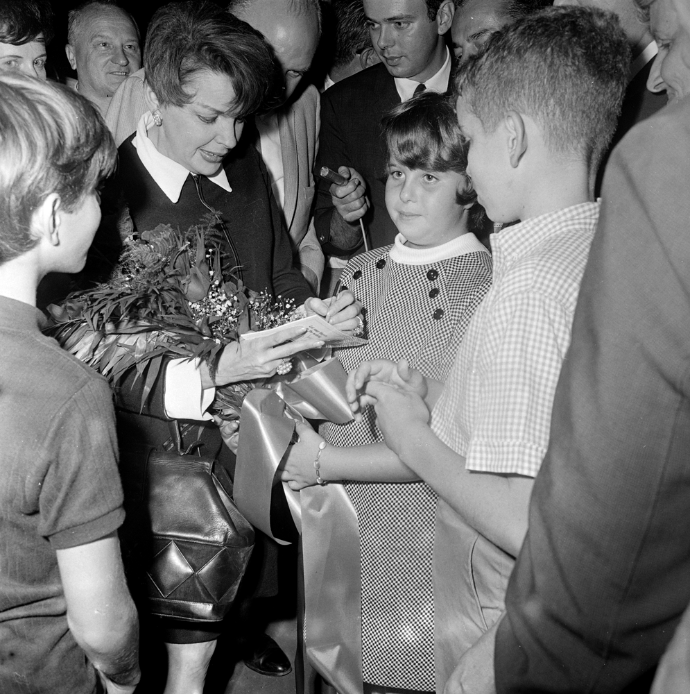 TheJudyRoom's tweet photo. August 30, 1967: Judy arrived in Boston a day ahead of her first concert after her successful Palace Theatre (in New York) engagement.
Judy Garland – The Concert Years https://t.co/X4OICcI4Nd
#judygarland #bostoncommon #backbayboston #thejudyroom https://t.co/p1K4Ns0GTl