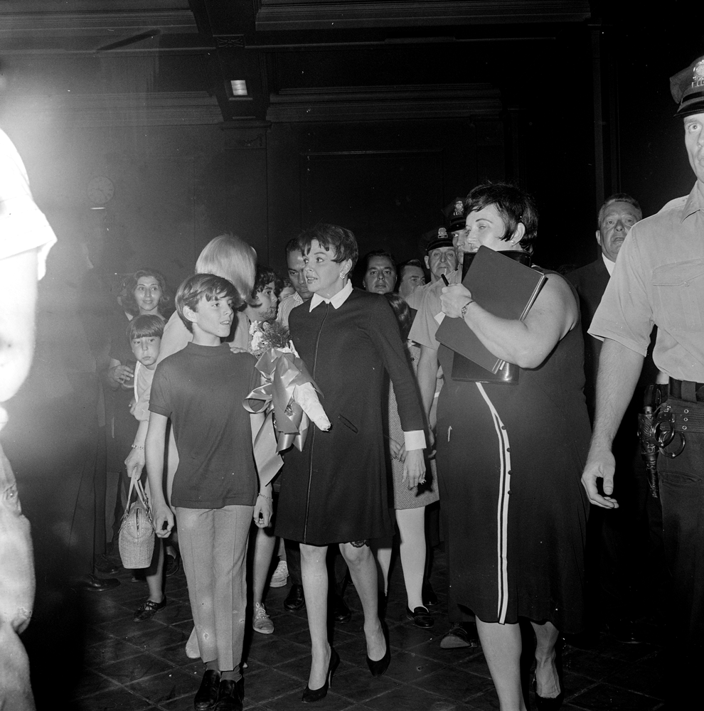 TheJudyRoom's tweet photo. August 30, 1967: Judy arrived in Boston a day ahead of her first concert after her successful Palace Theatre (in New York) engagement.
Judy Garland – The Concert Years https://t.co/X4OICcI4Nd
#judygarland #bostoncommon #backbayboston #thejudyroom https://t.co/p1K4Ns0GTl