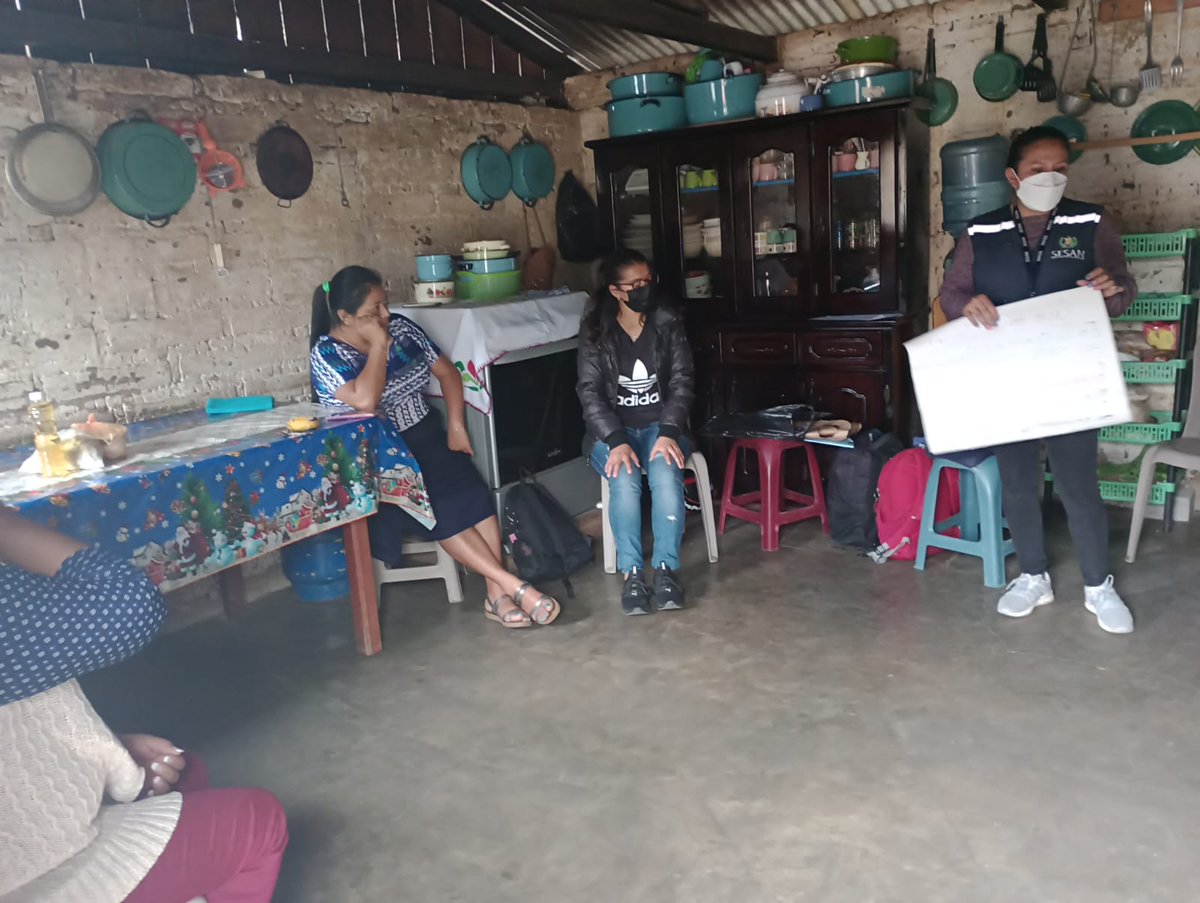 SESAN_Solola's tweet photo. Con integrantes de la Comisión de la Mujer del Casco Urbano del Municipio de San Andrés Semetabaj, se socializa información relacionada a la #COCOSAN como mecanismo para promover salud y nutrición junto a OMSAN y MAGA. Se preparó platillo nutritivo. #GCNN https://t.co/HYusRwEcTc