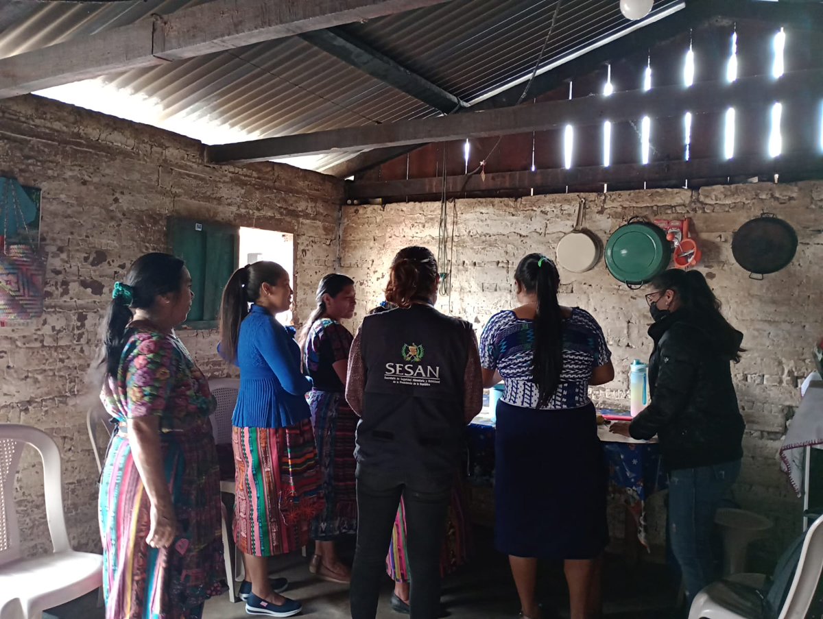 SESAN_Solola's tweet photo. Con integrantes de la Comisión de la Mujer del Casco Urbano del Municipio de San Andrés Semetabaj, se socializa información relacionada a la #COCOSAN como mecanismo para promover salud y nutrición junto a OMSAN y MAGA. Se preparó platillo nutritivo. #GCNN https://t.co/HYusRwEcTc