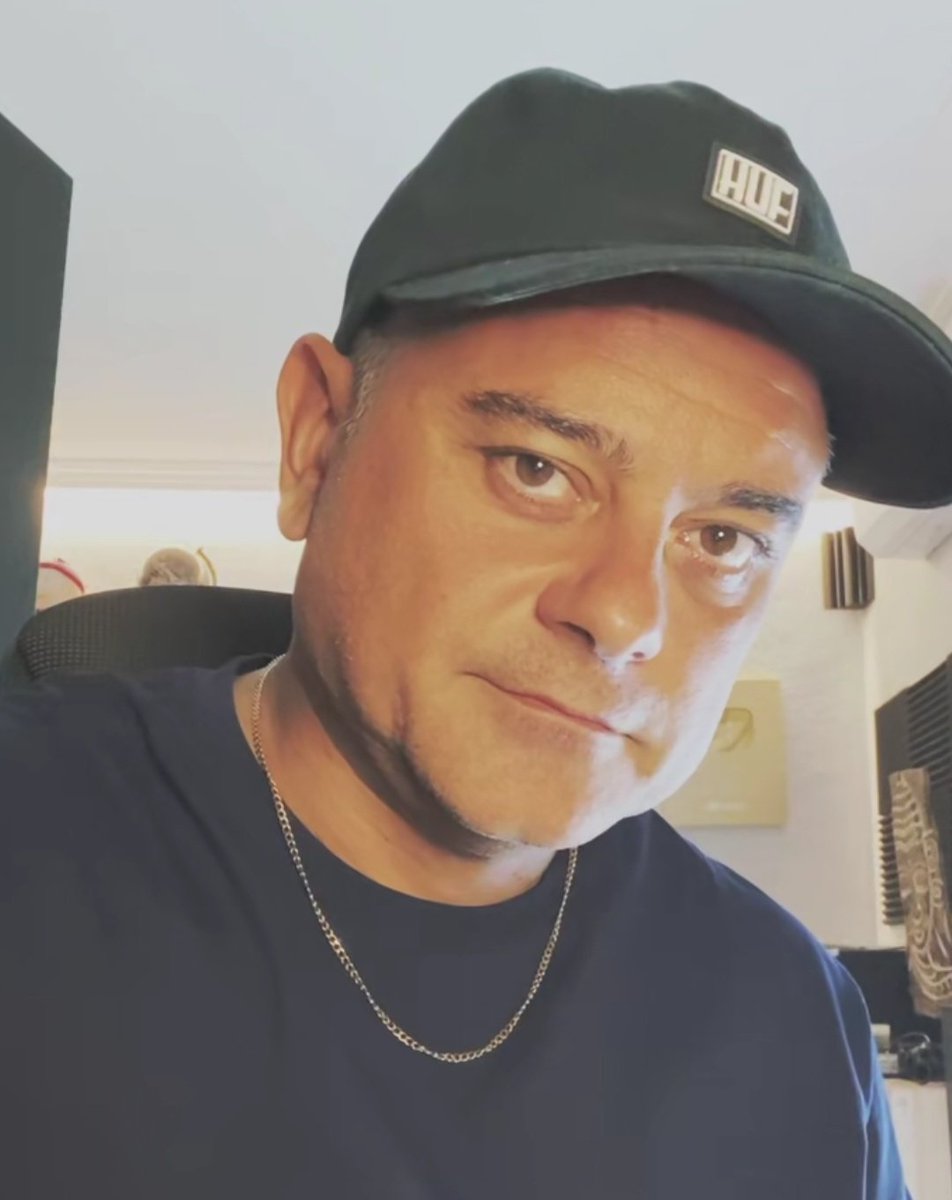 miguelrdez's tweet photo. alguien me explica porque el Nach es clavao a Roncero con gorra https://t.co/rtWtBtTnUH