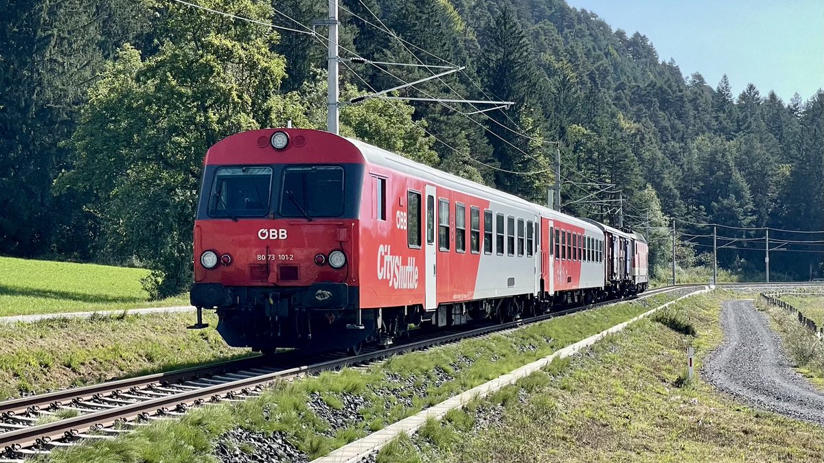 Most services on the #Villach to #Hermagor #Gailtalbahn are operated by either #Talent or #DesiroML units. They offer some limited space for bicycles. Occasional push-pull trains, which include a dedicated bicycle van, provide an increased storage capacity during peak times. 2/2