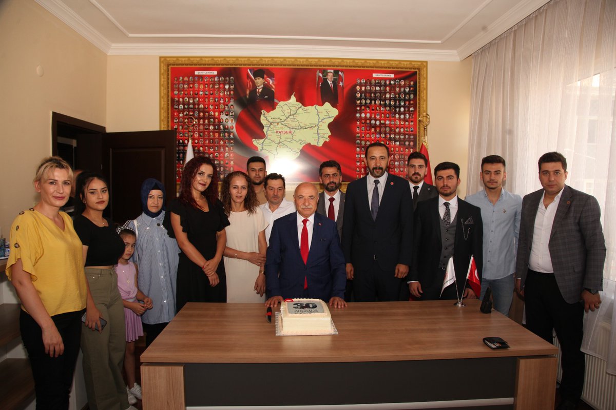 GazilerSehit's tweet photo. Kayseri Milletvekili sayın Dr. İsmail Tamer , Türkiye Gaziler ve Şehit Aileleri Vakfımıza ziyarette bulundular. 30 Ağustos Zafer Bayramı kutlamaları kapsamında pasta kestik.
@lokman_aylar 
@mvitamer 
@GazilerVakfi https://t.co/mQgFcODd5n