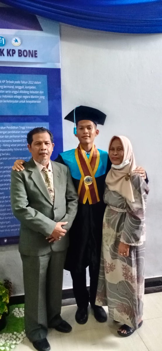 MHanafi88739742's tweet photo. Wisuda angk IV Poltek KP Bone https://t.co/Y6ofZe4duA