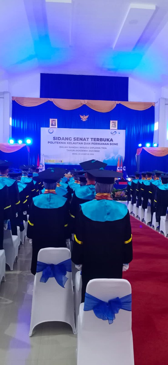 MHanafi88739742's tweet photo. Wisuda angk IV Poltek KP Bone https://t.co/Y6ofZe4duA