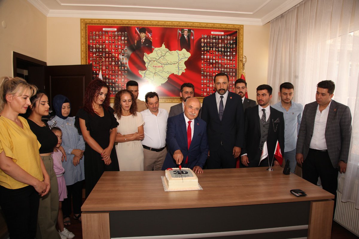 GazilerSehit's tweet photo. Kayseri Milletvekili sayın Dr. İsmail Tamer , Türkiye Gaziler ve Şehit Aileleri Vakfımıza ziyarette bulundular. 30 Ağustos Zafer Bayramı kutlamaları kapsamında pasta kestik.
@lokman_aylar 
@mvitamer 
@GazilerVakfi https://t.co/mQgFcODd5n