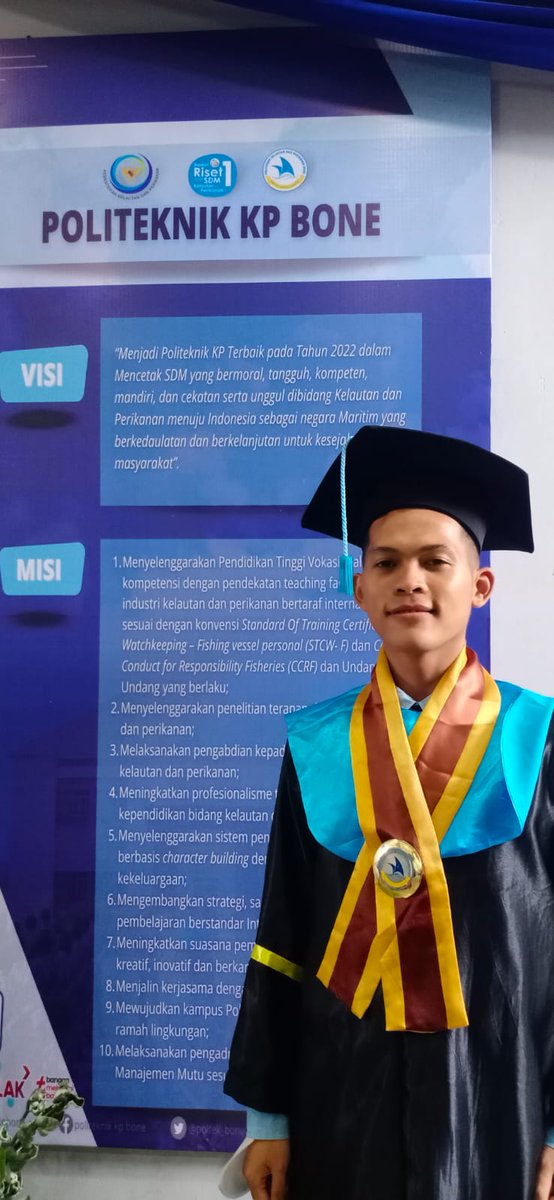 MHanafi88739742's tweet photo. Wisuda angk IV Poltek KP Bone https://t.co/Y6ofZe4duA