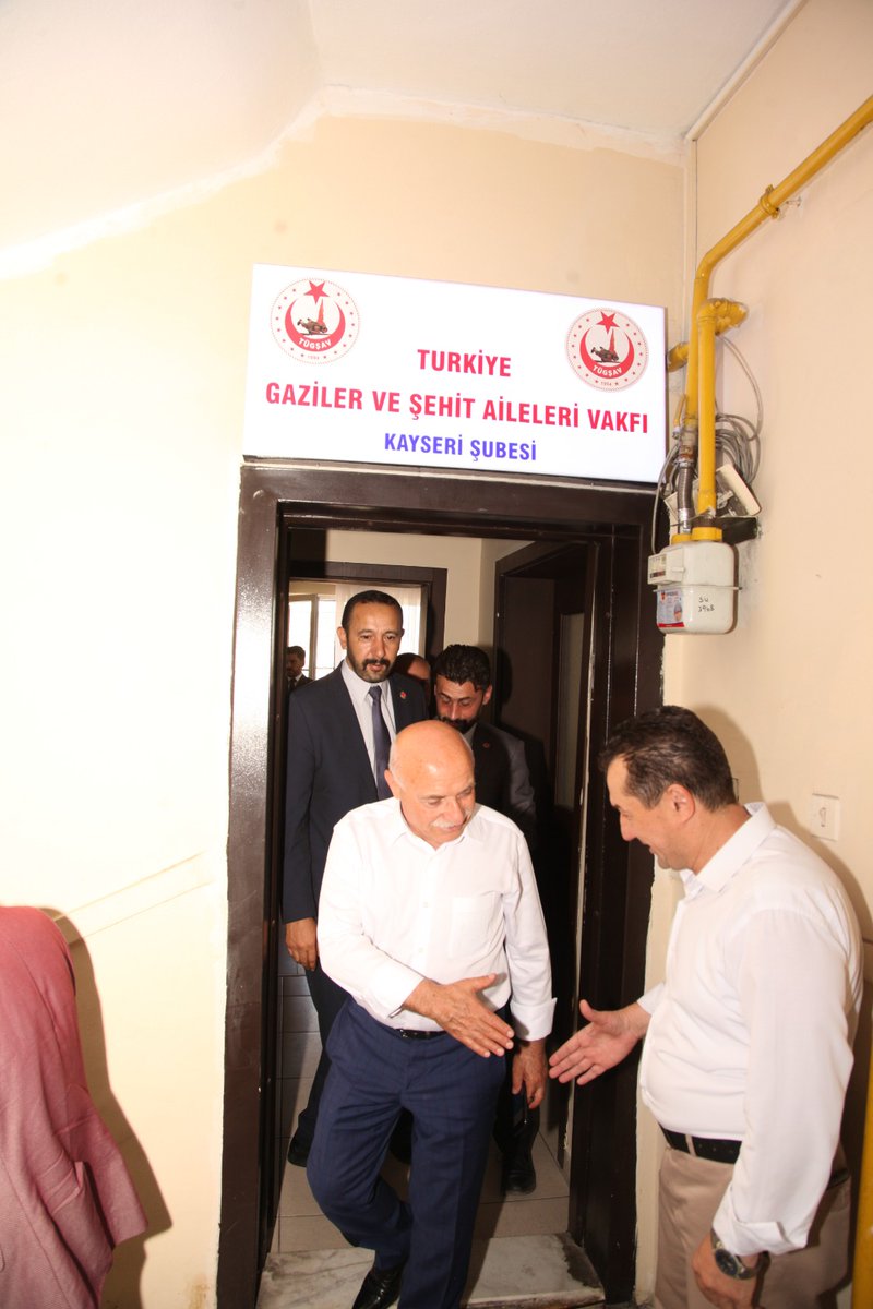 GazilerSehit's tweet photo. Kayseri Milletvekili sayın Dr. İsmail Tamer , Türkiye Gaziler ve Şehit Aileleri Vakfımıza ziyarette bulundular. 30 Ağustos Zafer Bayramı kutlamaları kapsamında pasta kestik.
@lokman_aylar 
@mvitamer 
@GazilerVakfi https://t.co/mQgFcODd5n