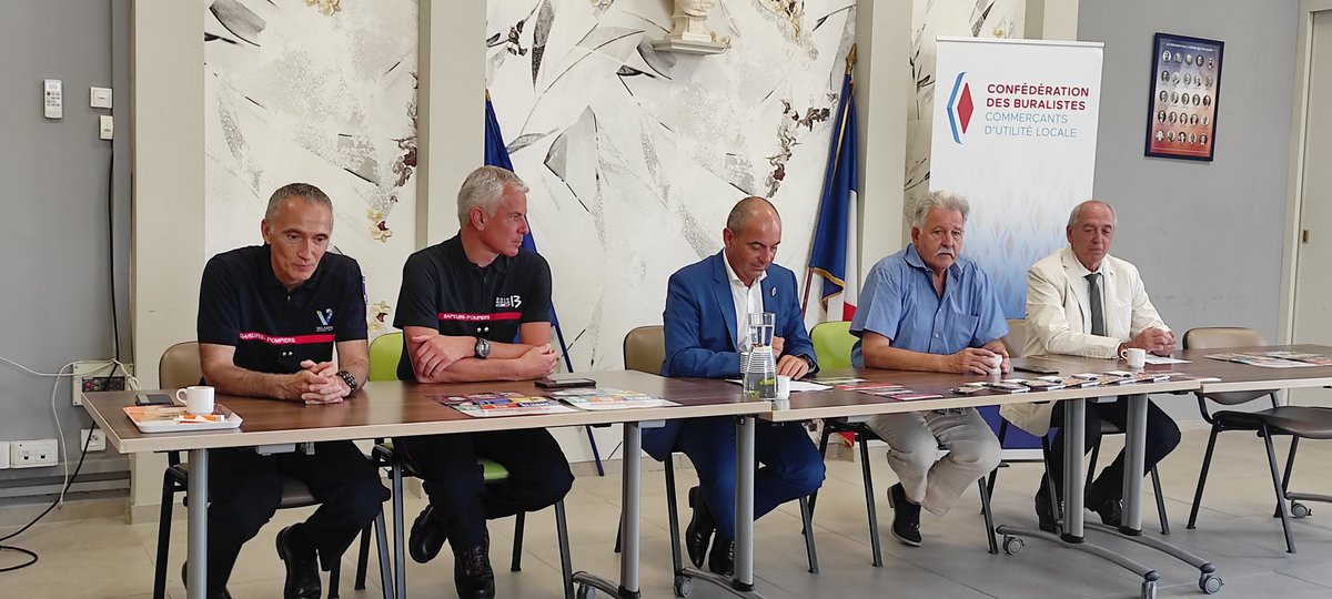 EntenteValabre's tweet photo. les Présidents de @MairieBBA, @AllioneFNSPF, @LesBuralistes et @EntenteValabre dressent le bilan de lacampagne d'affichage sur le jet de mégot et la distribution des cendriers de poche.
Un partenariat de portée nationale précieux et essentiel pour la prévention.
#preventionfdf https://t.co/084tEz1WBd