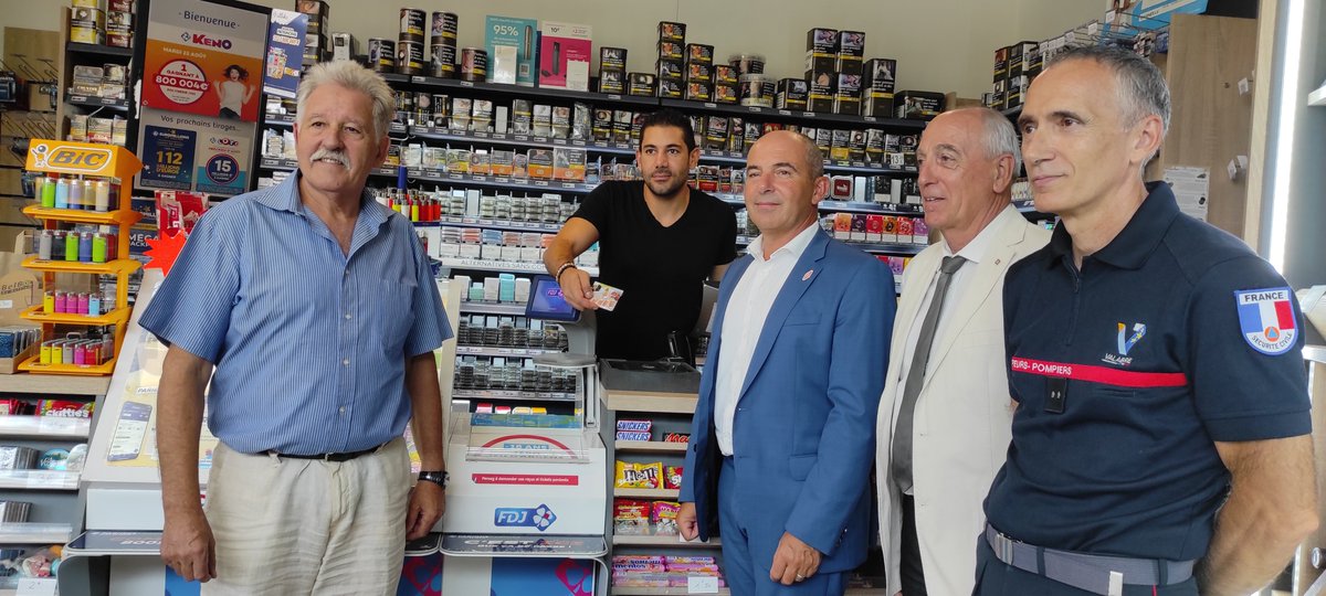 EntenteValabre's tweet photo. les Présidents de @MairieBBA, @AllioneFNSPF, @LesBuralistes et @EntenteValabre dressent le bilan de lacampagne d'affichage sur le jet de mégot et la distribution des cendriers de poche.
Un partenariat de portée nationale précieux et essentiel pour la prévention.
#preventionfdf https://t.co/084tEz1WBd