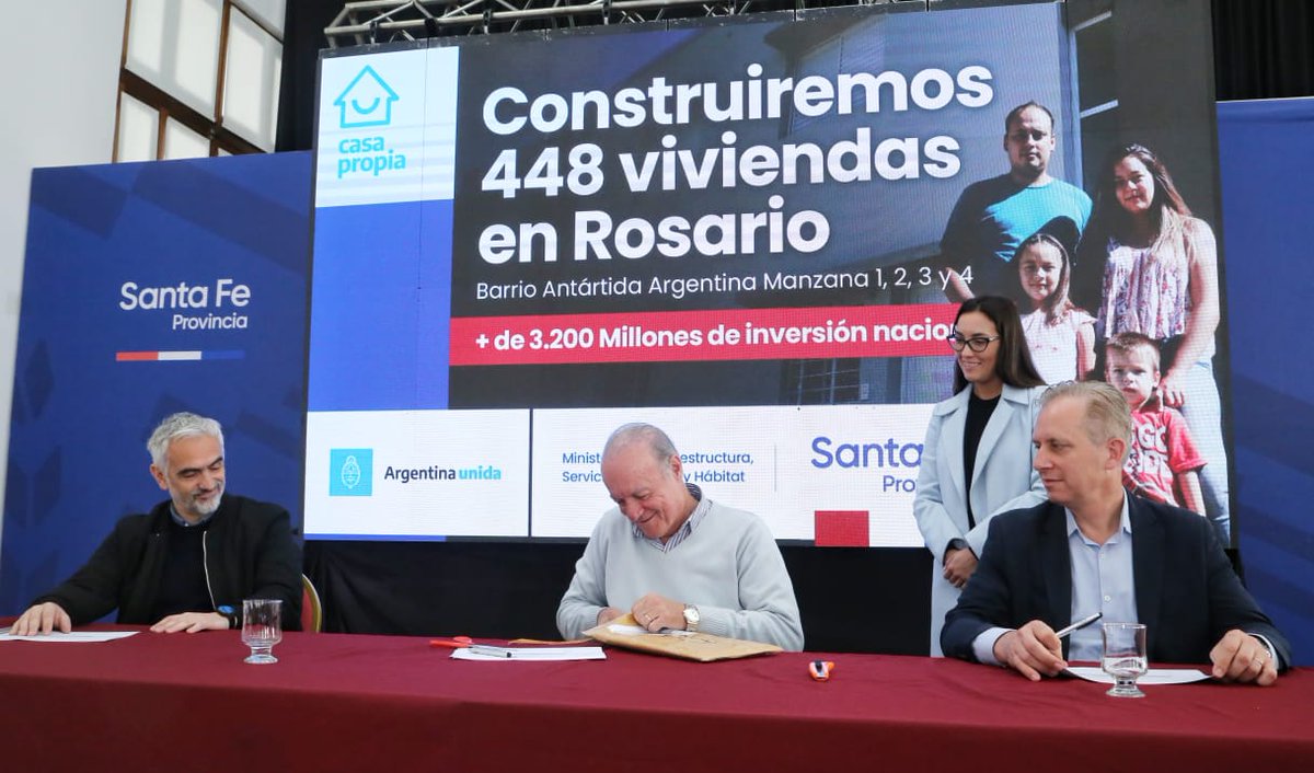 ZorzonTITI's tweet photo. En #Rosario

Junto al Senador @MiguelRabbia y al Subsecretario de Planeamiento municipal Gervasio Solari, realizamos la apertura de sobres para la construcción de 448 viviendas en el B° Antártida Argentina. https://t.co/8igdveu1Dv