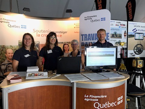 fadq_com's tweet photo. 👍Jour 1, c’est parti! Venez nous rencontrer. 
En prime, courrez la chance de gagner un superbe paquet-cadeau de produits québécois. 🎁
#ExpoChamps https://t.co/co1fv4TUYh
