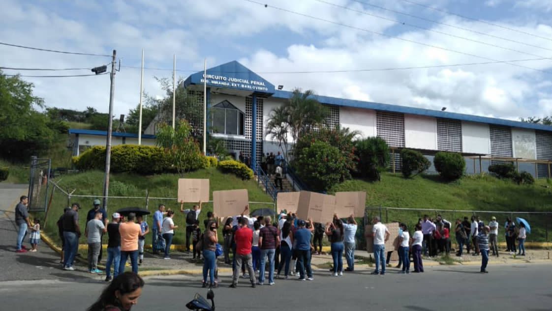 MueveteGuarenas's tweet photo. Martes #30Ago

Compradores de vivienda de los proyectos "Cima Guatire" al fte. del Circuito Judicial Penal del edo. Miranda, ext. Barlovento, ubicado en #Guarenas.

Más de 250 familias afectadas, a más de 10 años de la estafa, exigen justicia. https://t.co/MwYAO5PPiw