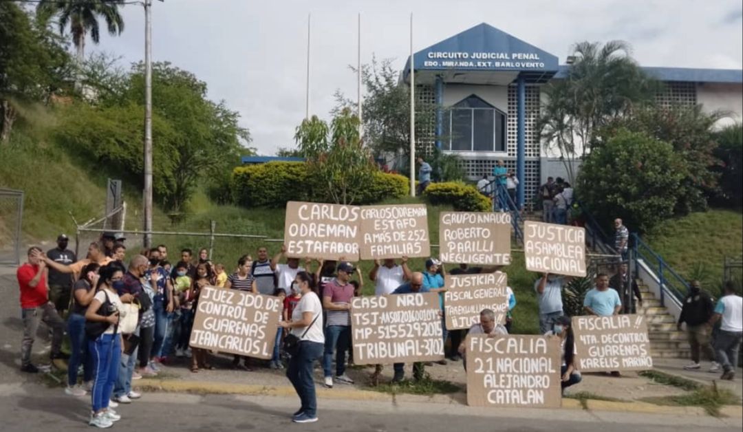 MueveteGuarenas's tweet photo. Martes #30Ago

Compradores de vivienda de los proyectos "Cima Guatire" al fte. del Circuito Judicial Penal del edo. Miranda, ext. Barlovento, ubicado en #Guarenas.

Más de 250 familias afectadas, a más de 10 años de la estafa, exigen justicia. https://t.co/MwYAO5PPiw