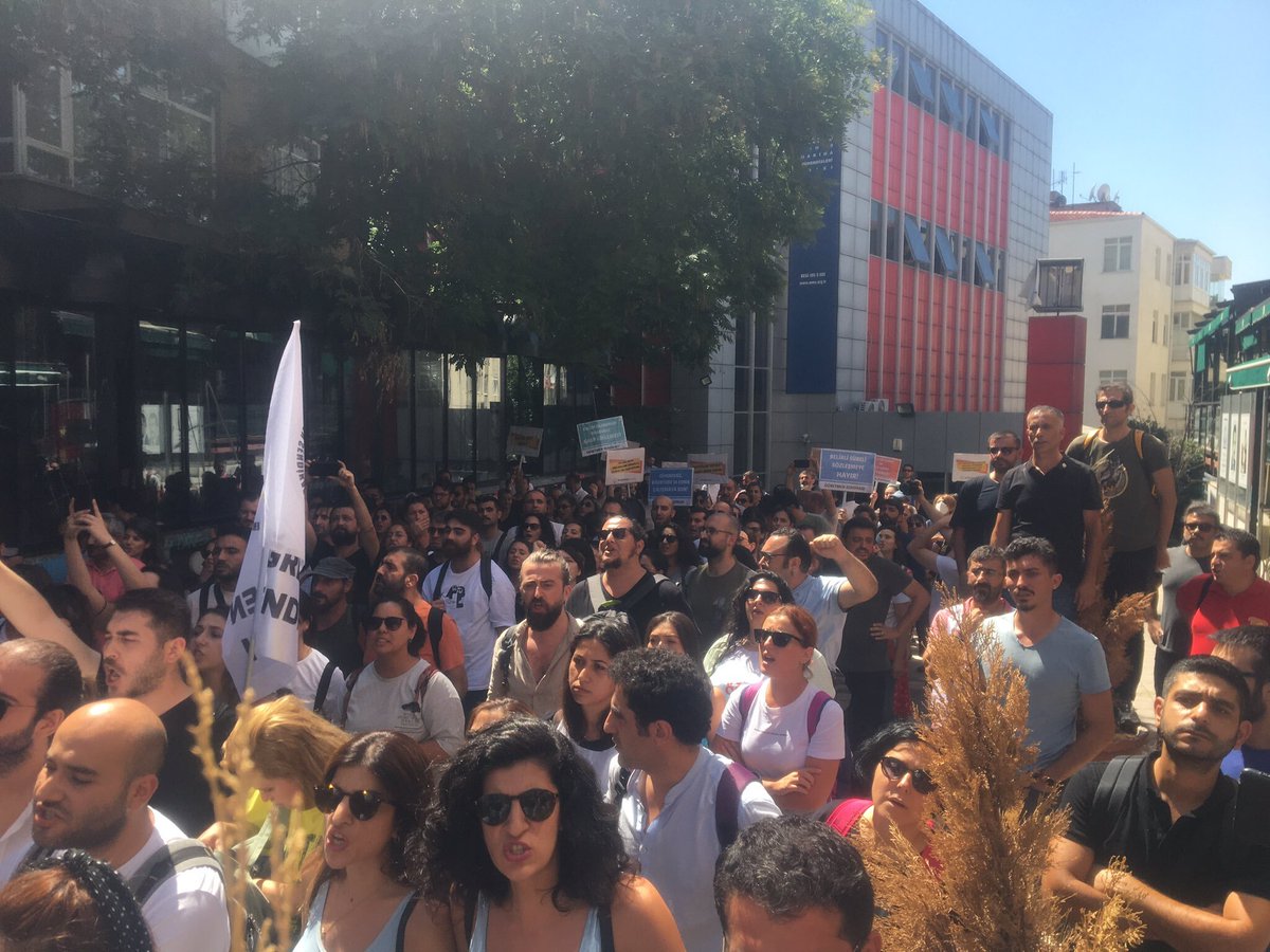 bbcturkce's tweet photo. Ankara’da Milli Eğitim Bakanlığı binası önünde basın açıklaması yapmak isteyen özel sektör öğretmenlerine polis müdahale etti, dokuz kişi gözaltına alındı.
https://t.co/Mo6GS4plrs https://t.co/coXPAhoPKE