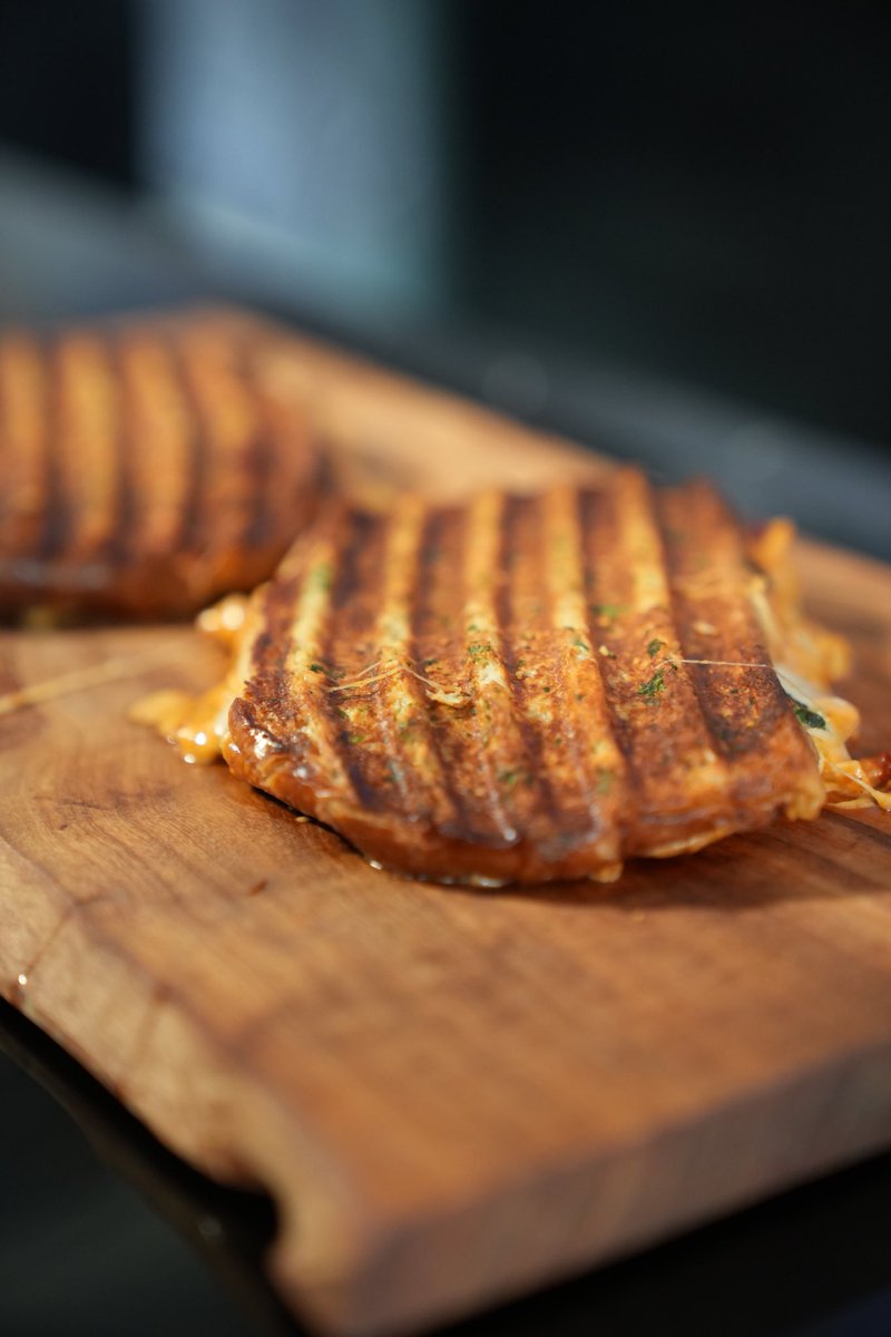 Doktor_Froid's tweet photo. Heute haben wir gemeinsam mit @Katazuri_ das berühmte Buffalo Chicken Grilled Cheese aus Toy Story nachgemacht! 🔥🧀 https://t.co/hegMzXRkVv